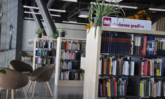 pogled na knjižne police v knjižnici Zalog