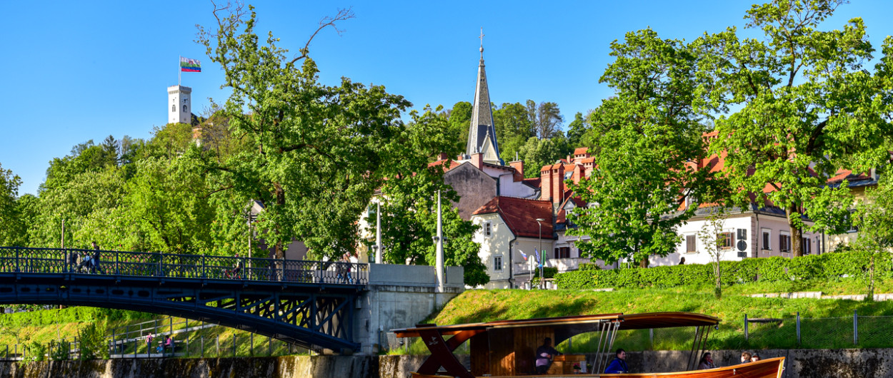 Ladjica na Ljubljanici. Foto: Andrej Tarfila, Turizem Ljubljana