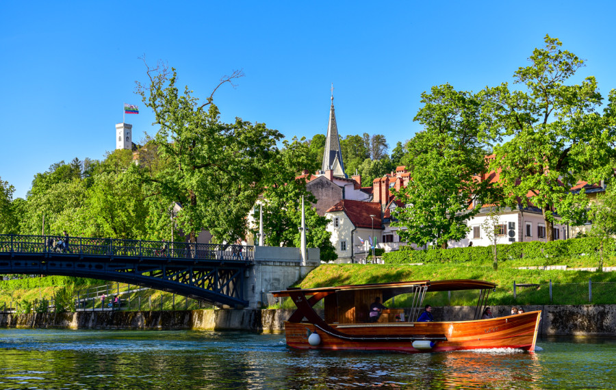 Ladjica na Ljubljanici. Foto: Andrej Tarfila, Turizem Ljubljana