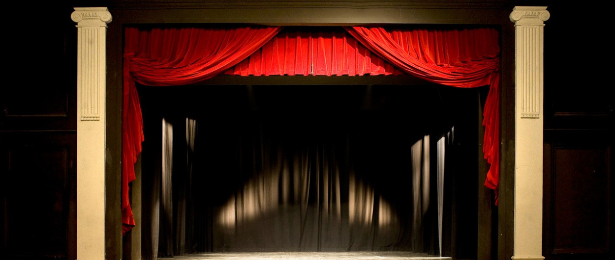 prazen gledališki oder