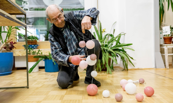 mojster popravlja lučke