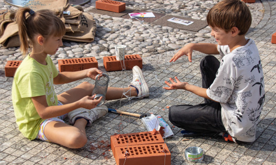 otroka se igrata na pesku