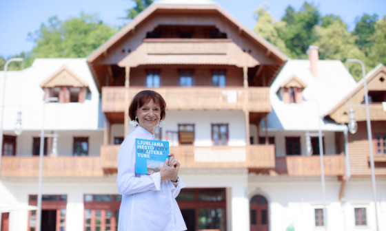 Manca Kosir stoji pred Švicarijo