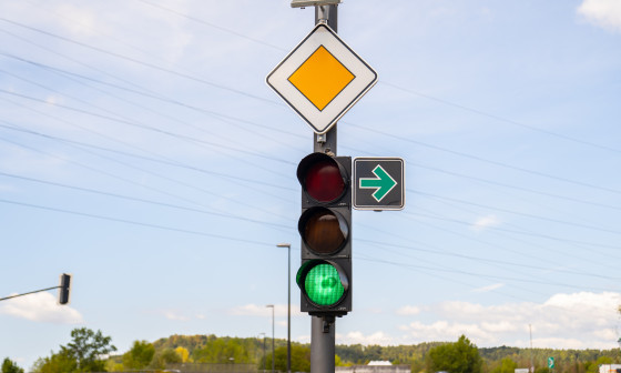 semafor z zeleno puščico