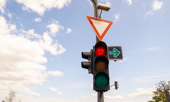 semafor z zeleno puščico