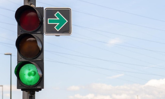 Zelena puščica na semaforju. Foto: Nino Kolarev