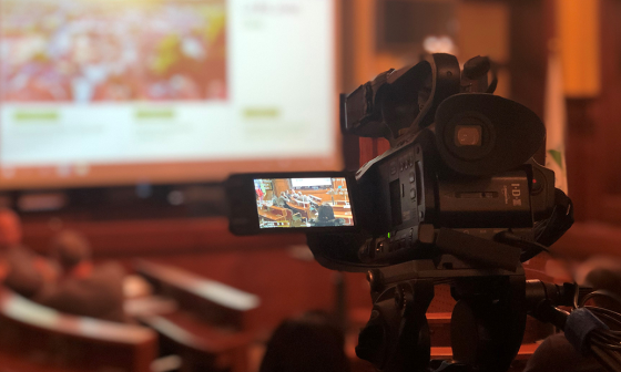 Velika seja dvorana z fotokamero v ospredju