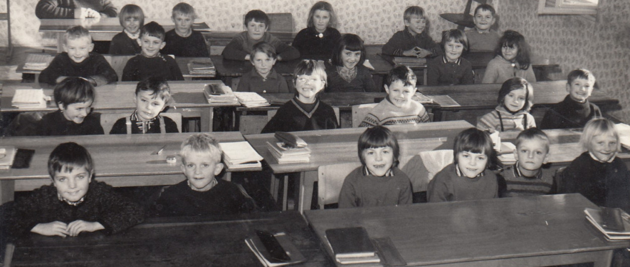 Fotografija učencev prvega razreda OŠ Belokranjskega odreda Semič, jeseni 1967. Razredničarka je bila Martina Fikič. Foto vir: Album Slovenije