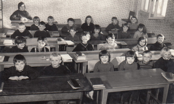 Fotografija učencev prvega razreda OŠ Belokranjskega odreda Semič, jeseni 1967. Razredničarka je bila Martina Fikič. Foto vir: Album Slovenije