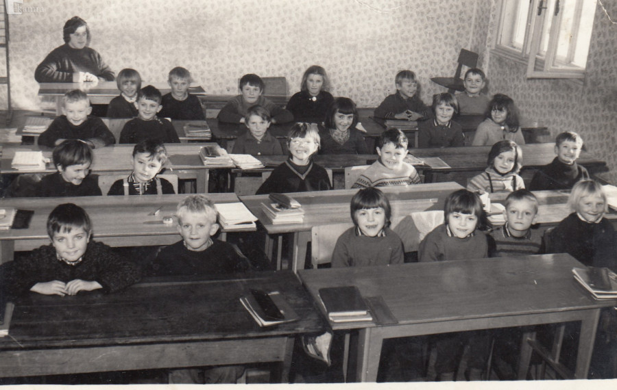 Fotografija učencev prvega razreda OŠ Belokranjskega odreda Semič, jeseni 1967. Razredničarka je bila Martina Fikič. Foto vir: Album Slovenije