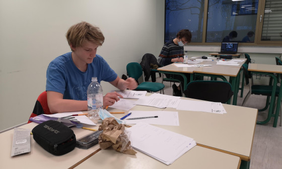 dijaki rešujejo matematični test na olimpijadi metropol