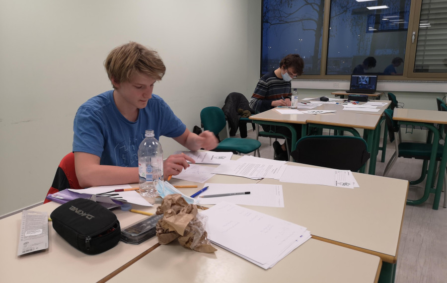 dijaki rešujejo matematični test na olimpijadi metropol 