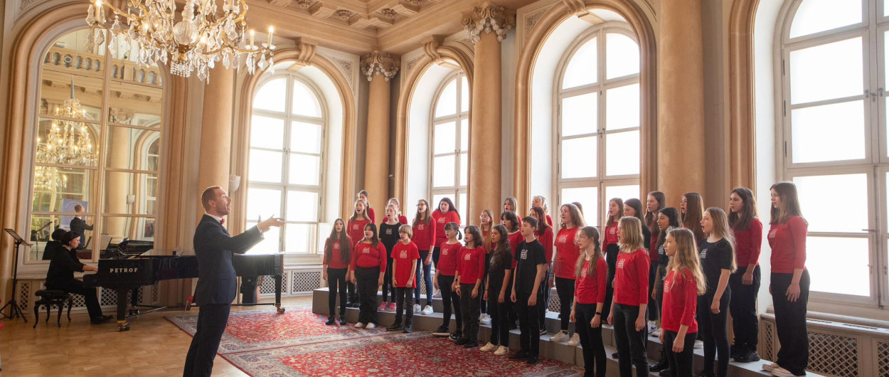 Mladinski pevski zbor OŠ n. h. Maksa Pečarja na tekmovanju. Foto: Bratislava Music Agency