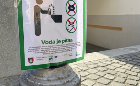 Pitnik, na katerem je nameščena tablica z napisom Voda je pitna