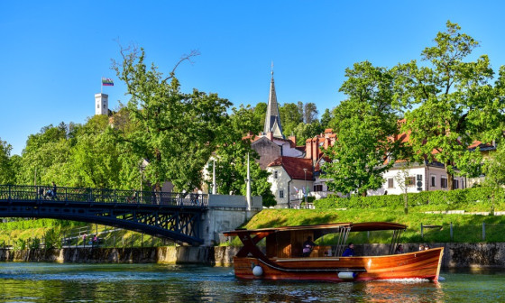 Pogled na Ljubljanico in Ljubljanski grad Foto Andrej Tarfila Turizem Ljubljana