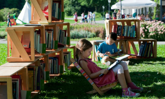 Knjižnica pod krošnjami v parku Tivoli, foto vir: Divja misel