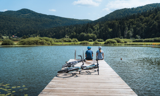 S kolesom na ogled Podpeškega jezera. Foto: Žiga Koren, RRA LUR