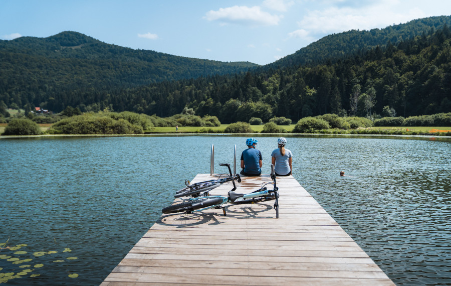 S kolesom na ogled Podpeškega jezera. Foto: Žiga Koren, RRA LUR