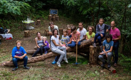 Terasa v gozdu foto Nejc Trampuz vir IPOP PRostoroz