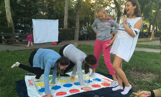 otroci igrajo twister