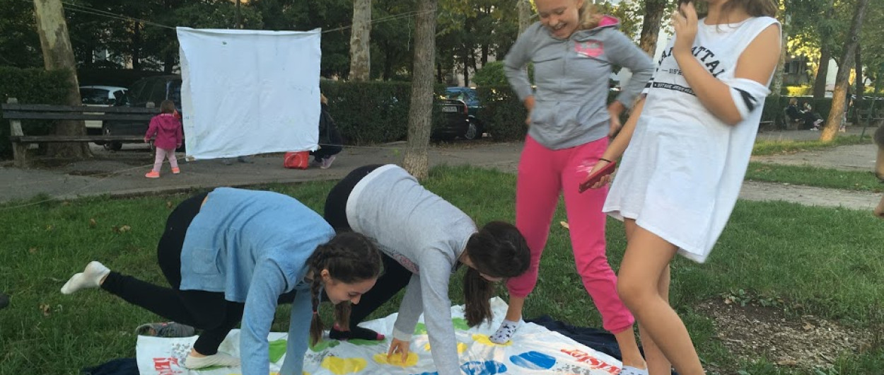 mladi igrajo twister
