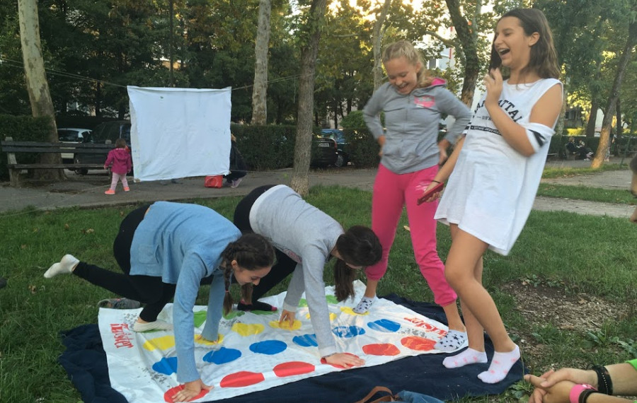 mladi igrajo twister