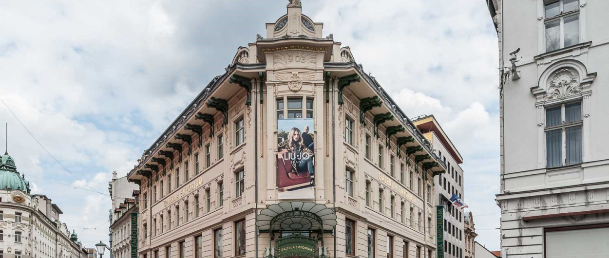 Urbančeva palača. Foto: Blaž Župančič