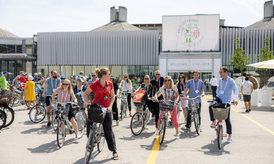 kolesarji pred Gospodarskim razstaviščem