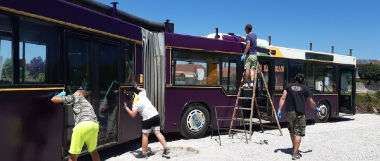 Ustvarjalni avtobus so prostovoljci pobarvali z vijolično barvo. Foto: JZ Mladi zmaji