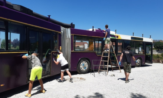 Ustvarjalni avtobus so prostovoljci pobarvali z vijolično barvo. Foto: JZ Mladi zmaji