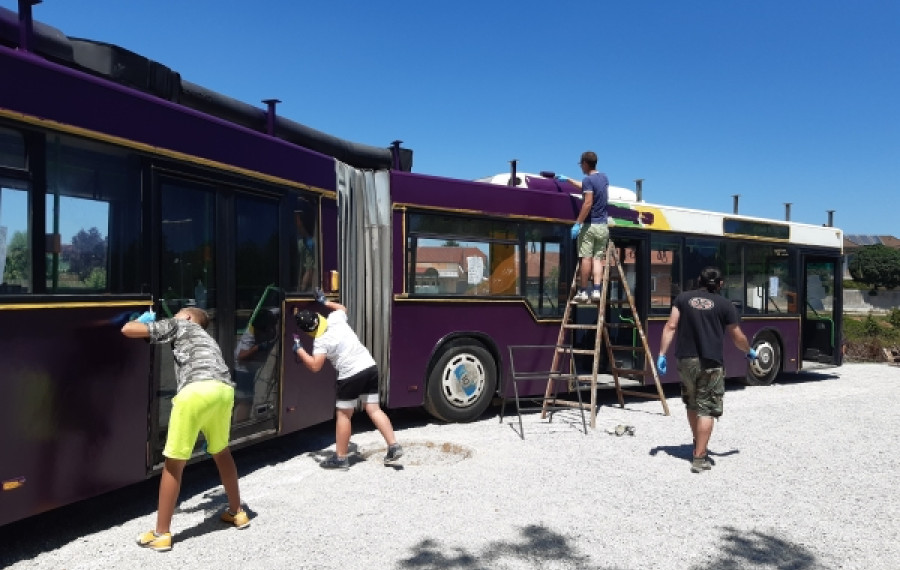 Ustvarjalni avtobus so prostovoljci pobarvali z vijolično barvo. Foto: JZ Mladi zmaji