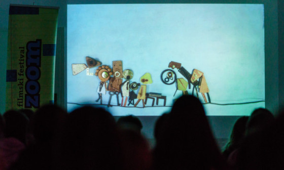 otroci gledajo animirani film