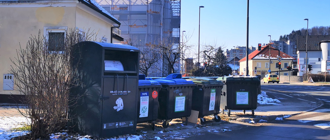 zabojnik za zbiranje oblačil in obutve