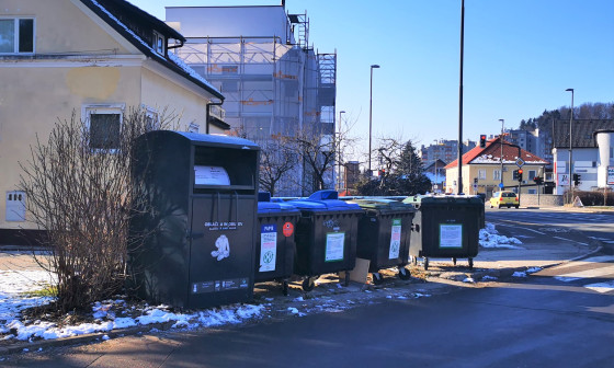 zabojnik za zbiranje oblačil in obutve