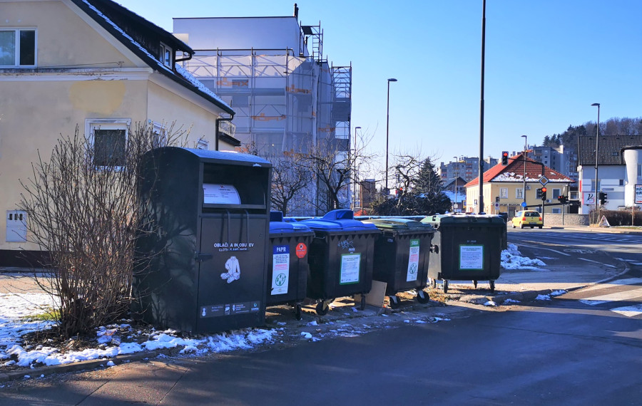 zabojnik za zbiranje oblačil in obutve