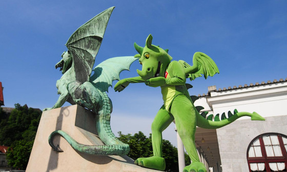 Maskota Zmaj Ljubo na Zmajskem mostu. Foto: Dunja Wedam, Turizem Ljubljana