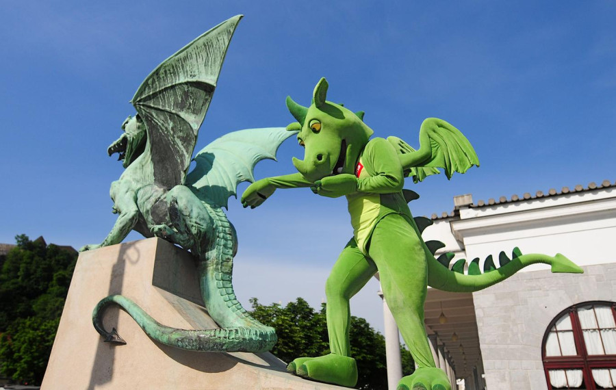 Maskota Zmaj Ljubo na Zmajskem mostu. Foto: Dunja Wedam, Turizem Ljubljana