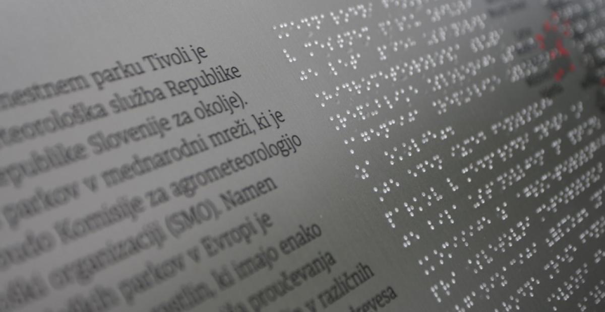 Informacijske table z Braillovo pisavo v fenološki opazovalnici, foto: N. Rovan