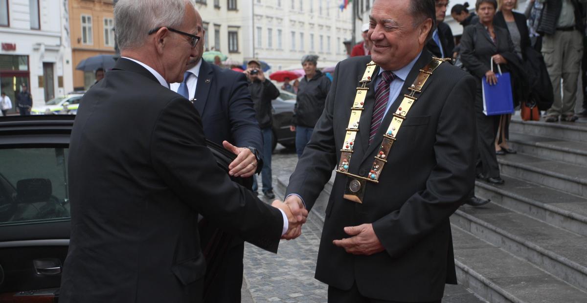 Župan je gosta pričakal pred Mestno hišo