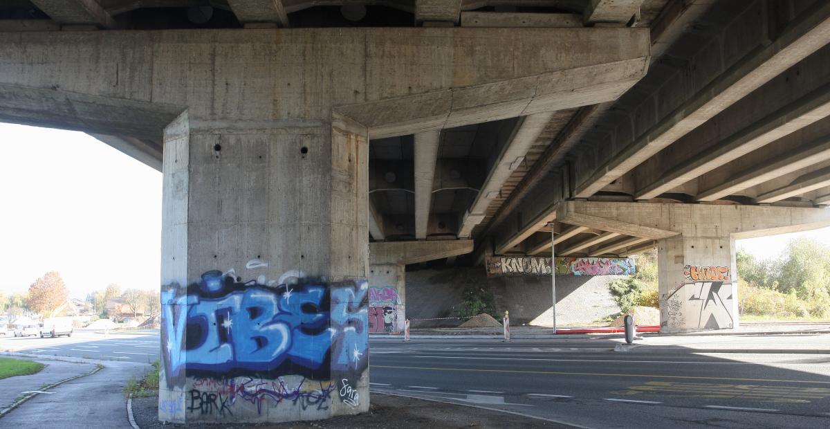 20201030 grafitno mesto stebri avtocestnega mostu Dolgi most nrovan 002