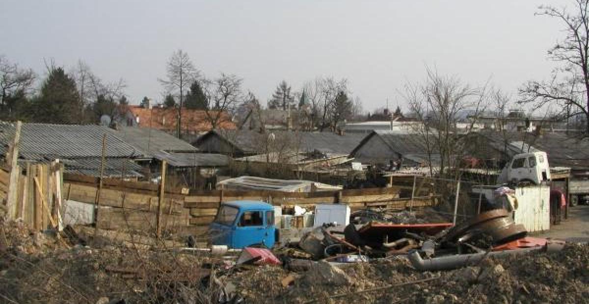 Barakarsko naselje pred rušitvijo, foto vir: JSS MOL