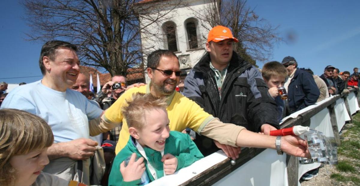 Ob otvoritvi vodovoda na Šmarni gori, 5. april 2008, foto: Miha Fras