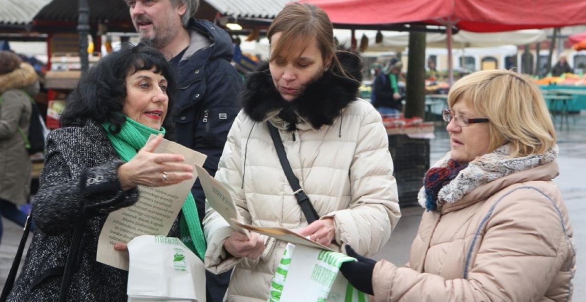 Ambasadorji so pomagali pri razdeljevanju bioragradljivih vreck na ljubljanski trznici Foto Nik Rovan 1