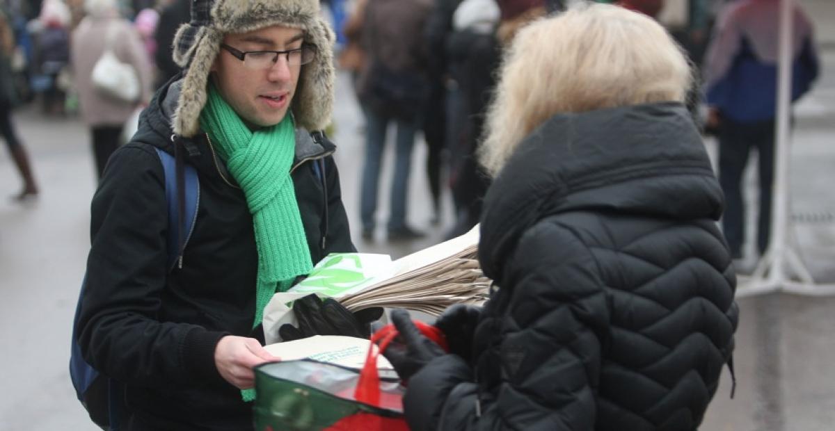 Ambasadorji so pomagali pri razdeljevanju bioragradljivih vreck na ljubljanski trznici Foto Nik Rovan 5