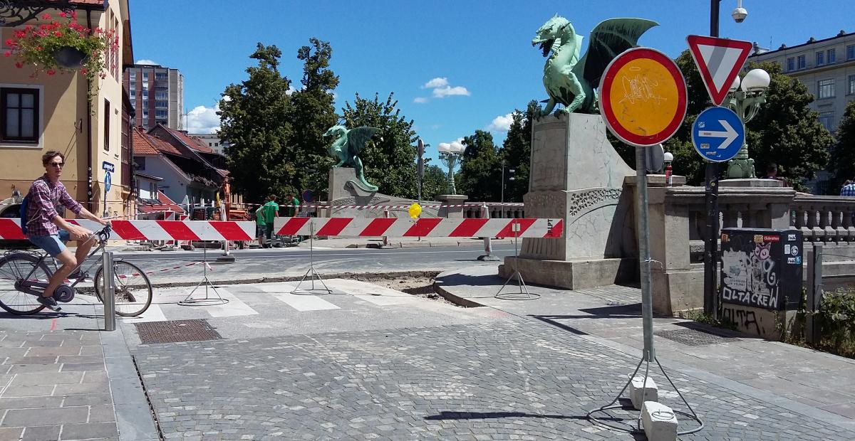 Dela pri Zmajskem mostu na Petkovškovem nabrežju, foto: V. Kontić