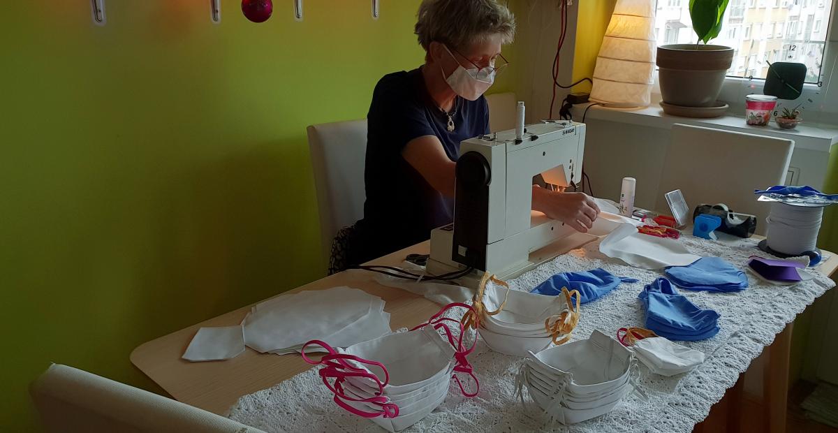 Foto Lucija Erculj sivanje zascitnih mask