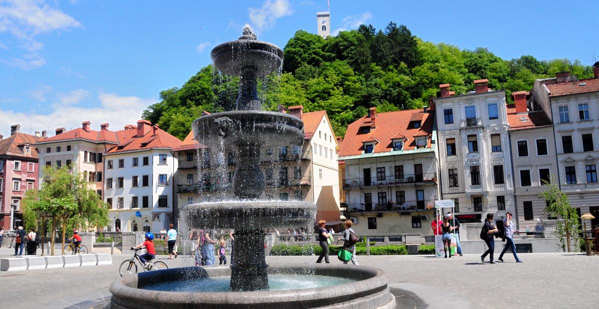 opanje psov je v fontanah prepovedano. Fontana na Novem trgu, foto: D.Wedam, Turizem Ljubljana