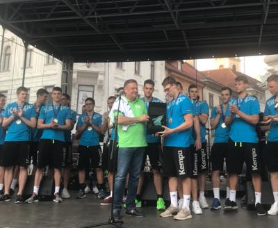 180730 sprejem slovenske mladinske rokometne reprezentance 02 arhiv MOL3