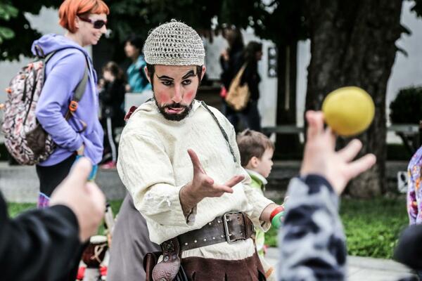 Dvorni norček zabava otroke. Foto: Miha Mally, arhiv Ljubljanski grad