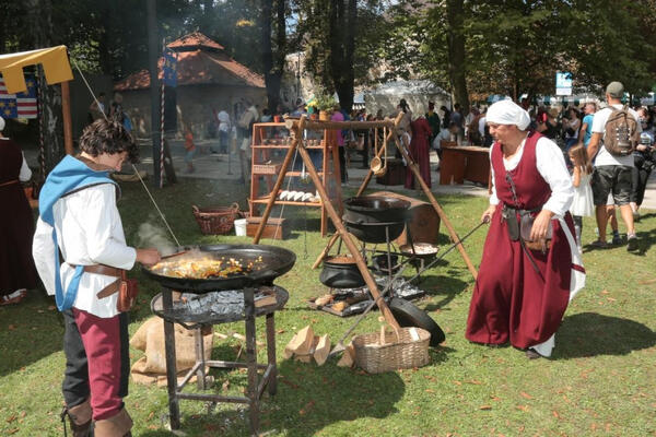 Priprava srednjeveških dobrot. Foto: Miha Mally, Ljubljanski grad